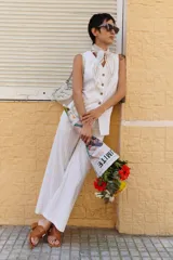 Pantalón de lino a rayas verticales azules y beige, de corte recto y relajado.