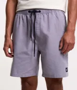 Bermuda masculina color lila texturizada, con cintura elástica ajustable con cordón, bolsillos laterales y etiqueta de marca en el lateral.