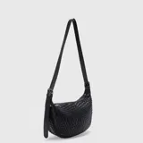 Bandolera negra de cuero trenzado con correa ajustable.