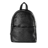 Mochila negra de cuero sintético con diseño graneado. Tiene un compartimento principal con cierre doble, un bolsillo interno con cierre, dos bolsillos internos abiertos y un bolsillo externo con cierre. Las correas son regulables y los herrajes son plateados.