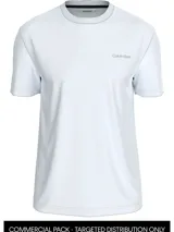 Remera blanca de algodón regenerativo, corte regular fit, cuello redondo y mangas cortas. Presenta el logo de Calvin Klein en el pecho y un logo más grande en la espalda.