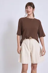 Remera blanca de corte recto y mangas cortas.