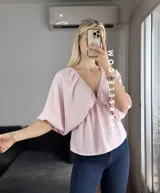 Blusa verde agua con escote en V, mangas cortas abullonadas y tiritas para atar.