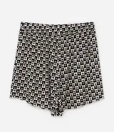 Salida de playa plus size modelo short, confeccionada en viscosa más sostenible, con cintura elástica, bajo con acabado ondulado, superficie de cuadros con estampa de cocoteros y lazo en la cintura.
