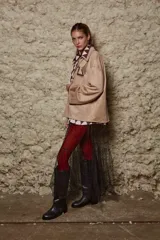 Camisa beige de simil gamuza, calce holgado, manga ancha con bordado de serpiente en el canesú y detalles en las mangas.