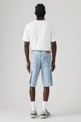 Bermuda de jean celeste claro, corte holgado, con bolsillos cargo laterales y bolsillos delanteros y traseros.