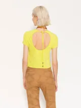 Remera de calce ajustado color amarillo, confeccionada en algodón con elastano. Presenta escote redondo cerrado en el frente, espalda cavada y mangas cortas estilo japonés que acompañan la silueta.