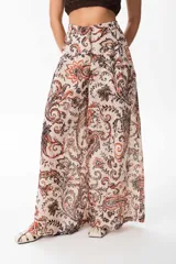 Pantalón palazzo de poliéster con estampado paisley en tonos beige, marrón y naranja.