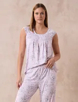 Conjunto de pijama marca René Rofé, compuesto por remera de tejido soft estampado con escote en V y botones, y pantalón capri con cintura elastizada.
