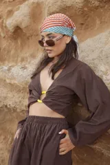 Blusa manga larga color marrón con nudo o aro en el frente.