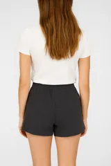 Short deportivo gris oscuro, de calce holgado y tiro medio, con cintura elástica y bolsillos laterales.