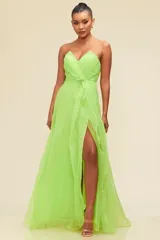 Vestido largo de fiesta color verde lima, confeccionado en organza. Presenta escote corazón, corte a la cintura y falda con abertura lateral.