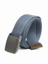 Cinturón de lona tipo canvas con hebilla metálica automática de acabado mate y terminal reforzado en el extremo.