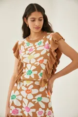 Top con volados y diseño jacquard de margaritas en colores vivos, con detalle metálico en la espalda.