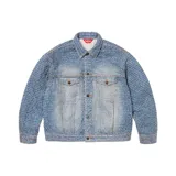 Campera de denim azul con estampado de la palabra "Fuck" repetida en toda la prenda. Tiene cuello clásico, cierre con botones metálicos, dos bolsillos con solapa en el pecho y puños abotonados.