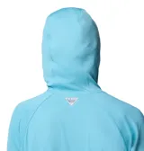 Remera de manga larga celeste con capucha, de tejido transpirable con protección solar UPF 40 y tecnología Omni-Wick de secado rápido. Tiene orificios para los pulgares en los puños y logo de Columbia en el pecho y en la manga.