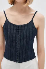 Top azul índigo con breteles finos y cierre frontal con cremallera.