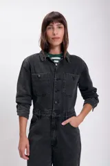 Mono de jean negro con cuello camisero, cierre frontal con botones y bolsillos en el pecho y laterales.