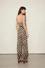 Pantalón de viscosa con estampado animal print en tonos marrones y beige, corte acampanado, bolsillos laterales y cintura alta.