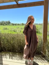 Vestido largo azul marino de lino italiano, con escote en V, mangas cortas y bolsillos laterales.