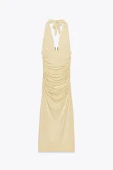 Vestido midi color crema de poliamida con cuello halter con lazada, escote pico pronunciado, detalle de pieza metálica y tejido con frunces.