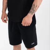 Bermuda negra de algodón con elastano, corte recto, bolsillos laterales, cintura elástica con cordón interno y logo bordado en la pierna.