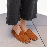 Mocasines negros de cuero vacuno con tientos de cuero pasados a mano y suela de goma.