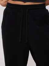 Pantalón deportivo jogger color beige, de pierna ancha y corte holgado.