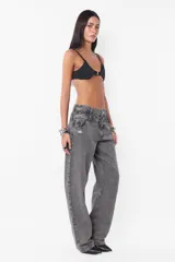 Pantalón denim rígido color gris con lavado degradé, tiro medio con doble cintura, bolsillos delanteros y traseros, cierre metálico y botones personalizados.