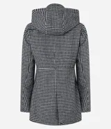 Campera de invierno alargada con capucha, confeccionada en polivelour con lana y algodón. Presenta estampa de cuadros pied-de-poule, cuello alto y bolsillos.
