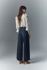 Pantalón jean de corte oxford tiro alto, confeccionado en denim azul oscuro con poco elastano.