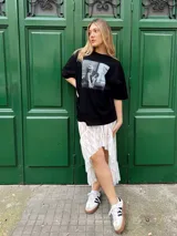Falda larga de encaje blanco con volados en el ruedo.