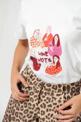 Remera blanca de algodón con cuello redondo y estampado de mujeres tomando vino con la frase "Wine Not?".