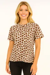 Remera de manga corta con estampado animal print color marrón sobre fondo beige, de corte holgado y cuello redondo.