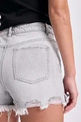 Short de jean de tiro alto color gris claro con terminaciones desflecadas.