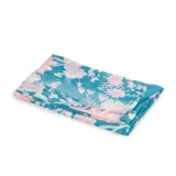 Pashmina rectangular de tela fina color celeste con estampado de flores rosas y borde rosa.