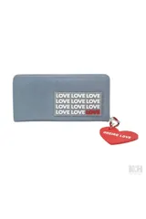 Billetera con cierre de Las Oreiro, color celeste con estampado de la palabra 'Love' en blanco y rojo. Incluye llavero de corazón rojo con la inscripción 'Oreiro Love'.