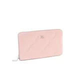 Billetera grande color nude, con diseño acolchado en forma de rombos y logo metálico plateado. Tiene cierre perimetral y múltiples compartimentos internos.
