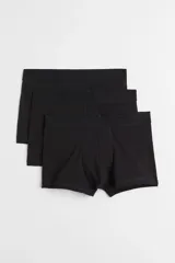 Pack de tres calzoncillos tipo trunk de color negro, confeccionados en tejido elástico con costuras planas, cintura elástica, piernas cortas y parte delantera forrada. Fabricados con tecnología Lycra® Xtra Life™.