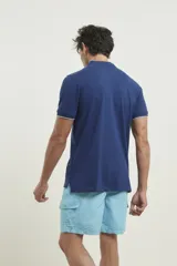 Remera roja de piqué manga corta con cuello mao.