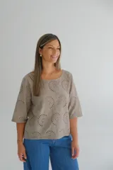 Blusa color visón con escote cuadrado y mangas 3/4 con calados.