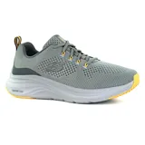Championes deportivos Skechers Vapor Foam color gris, con cordones, capellada de malla y tejido sintético, plantilla Skechers Air-Cooled Memory Foam y media suela Vapor Foam.