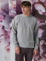 Buzo de frisa color gris con cuello redondo y puños ajustados.
