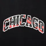 Pantalón de jogging negro con puños elásticos y cordón ajustable en la cintura. Presenta el logo de Los Angeles Lakers en la pierna derecha y el escudo del equipo en la pierna izquierda.