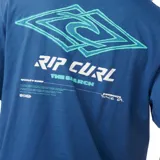 Remera azul de manga corta con logo de Rip Curl estampado en el pecho.