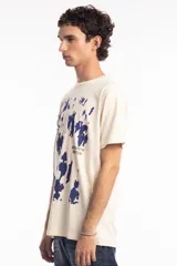 Remera unisex color beige de algodón con estampado abstracto en azul.