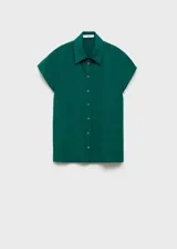 Camisa verde esmeralda de corte recto, con cuello camisero, mangas cortas y cierre frontal con botones.