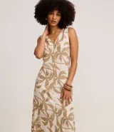 Vestido midi evasê sin mangas, confeccionado en viscolino con estampado de follaje, escote en V y espalda descubierta.