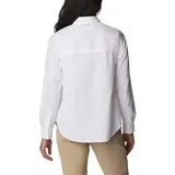 Camisa blanca de manga larga para mujer, marca Columbia, modelo Silver Ridge 3.0. Confeccionada con tejido de secado rápido Omni-Wick™ y protección solar Omni-Shade™ UPF 50. Cuenta con ventilación, mangas enrollables con lengüetas y bolsillos en el pecho.
