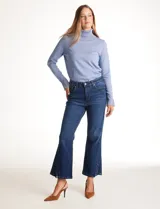 Jean elastizado azul oscuro, marca Mynt 1792, de tiro alto y corte bootcut con tajos laterales en el ruedo. Cuenta con pretina con pasadores, botón y cierre, y bolsillos delanteros y traseros.